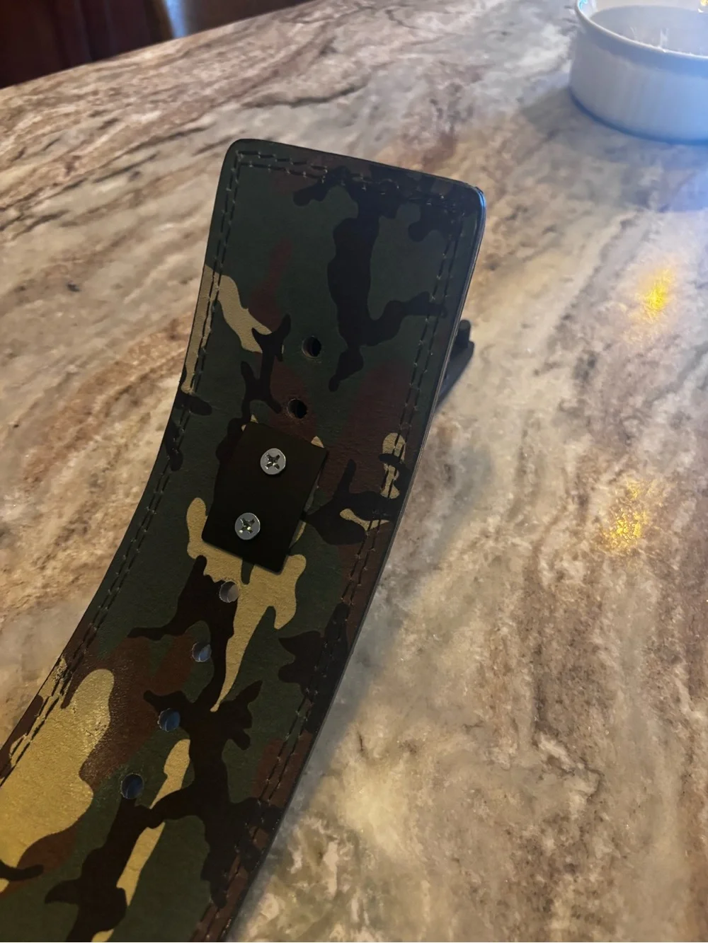 Camouflag lifting belt with lever buckle.